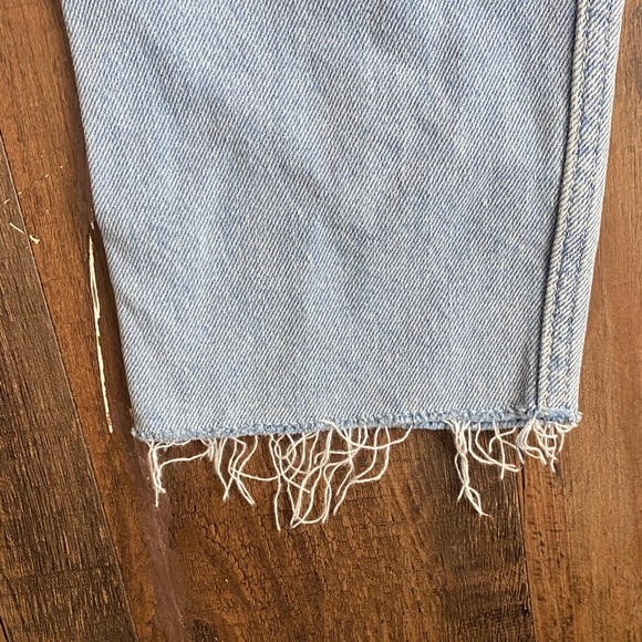 Hollister Light Wash Curvy High-Rise Mom Jeans - Picture 11 of 11